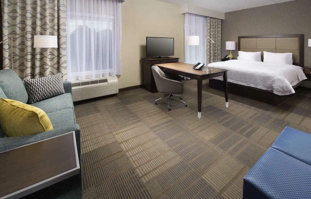 Hampton Inn & Suites Falls Church Exterior photo