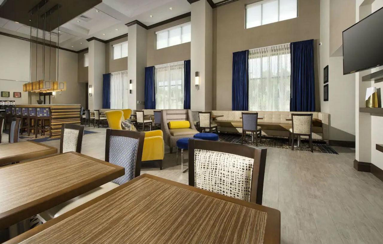 Hampton Inn & Suites Falls Church Exterior photo