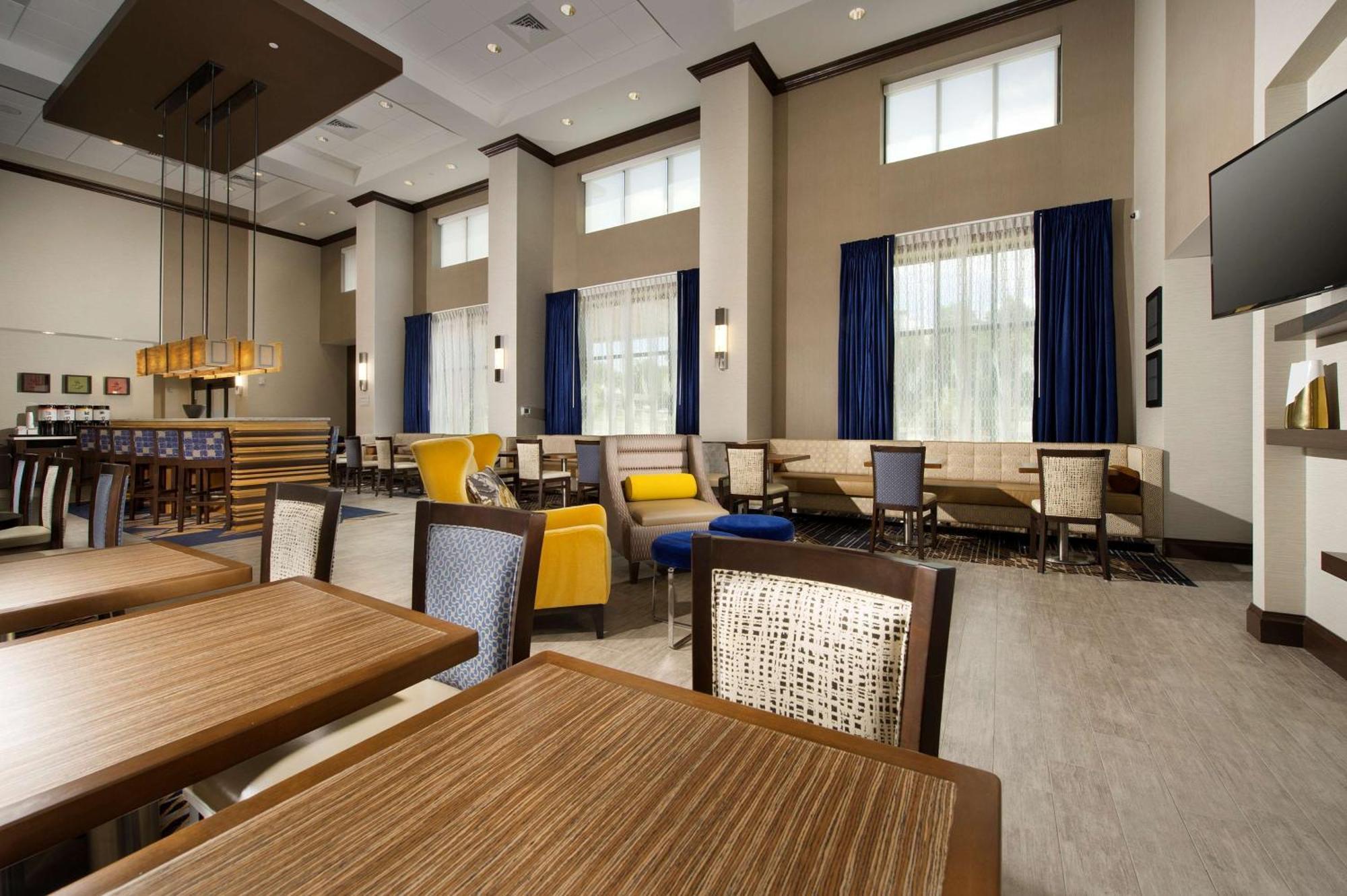 Hampton Inn & Suites Falls Church Exterior photo