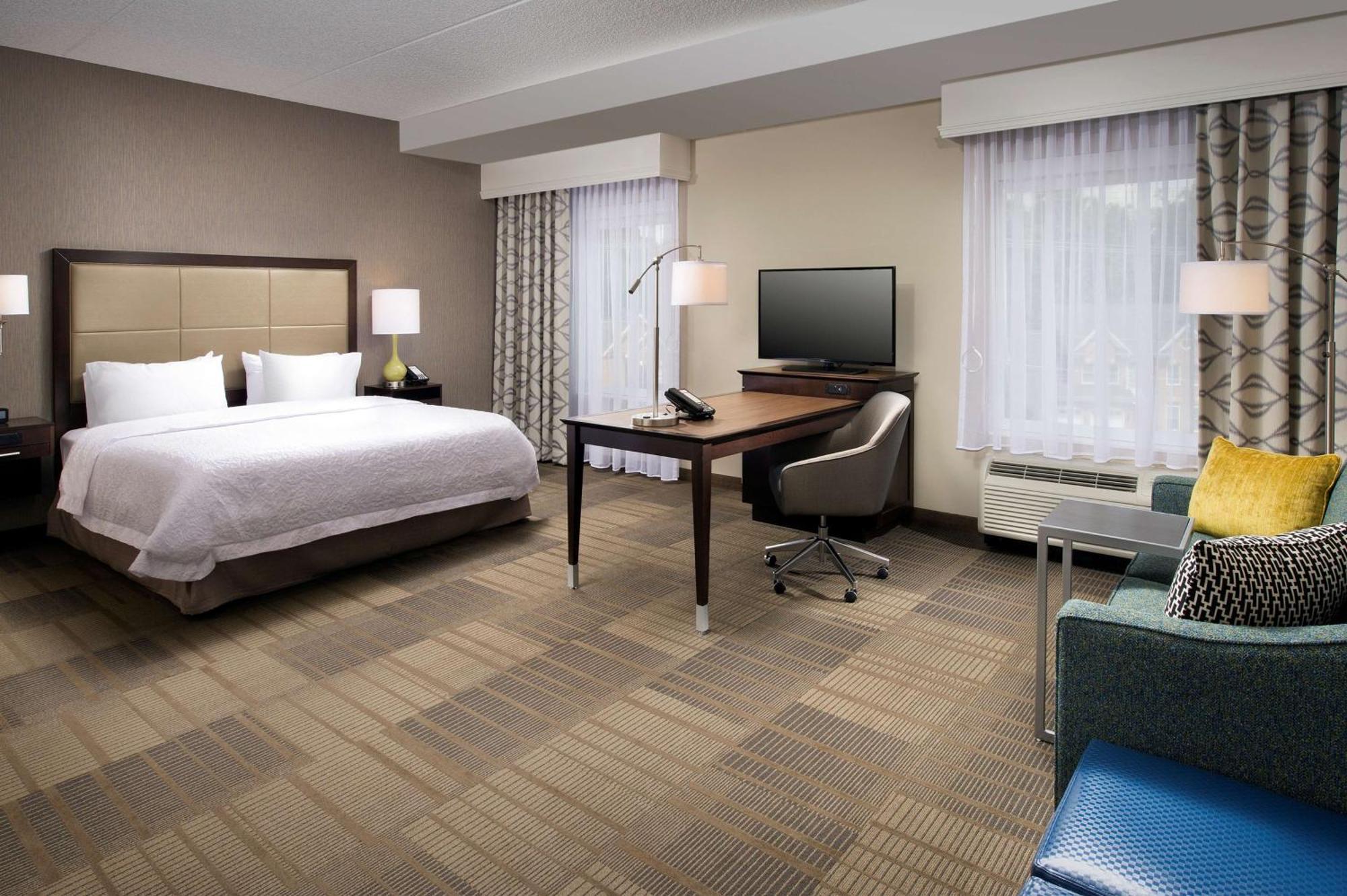 Hampton Inn & Suites Falls Church Exterior photo