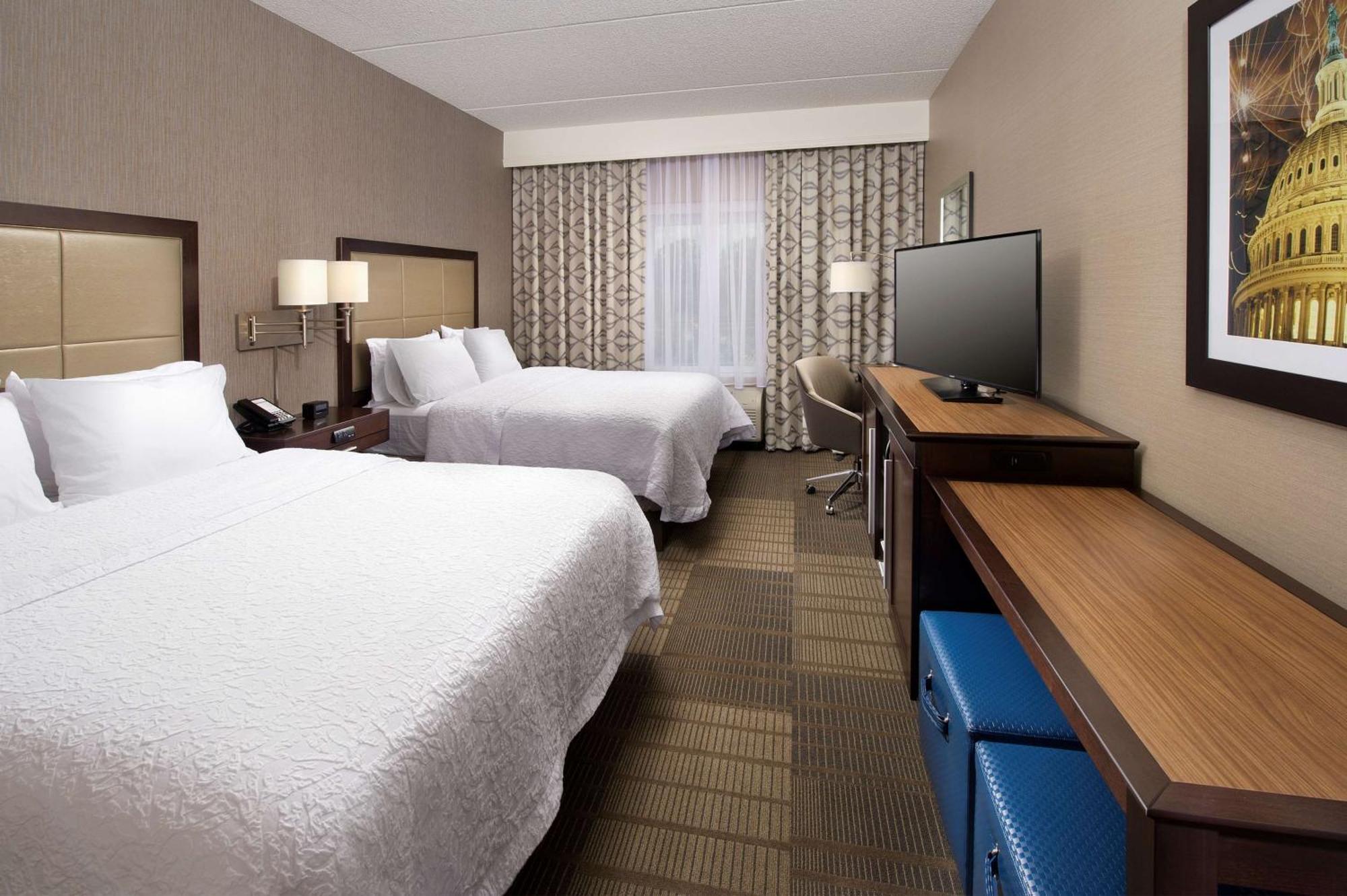 Hampton Inn & Suites Falls Church Exterior photo